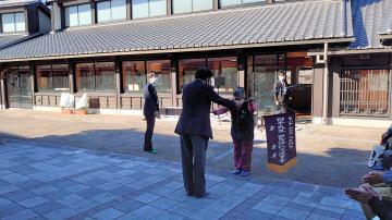 交流旗の引継ぎ