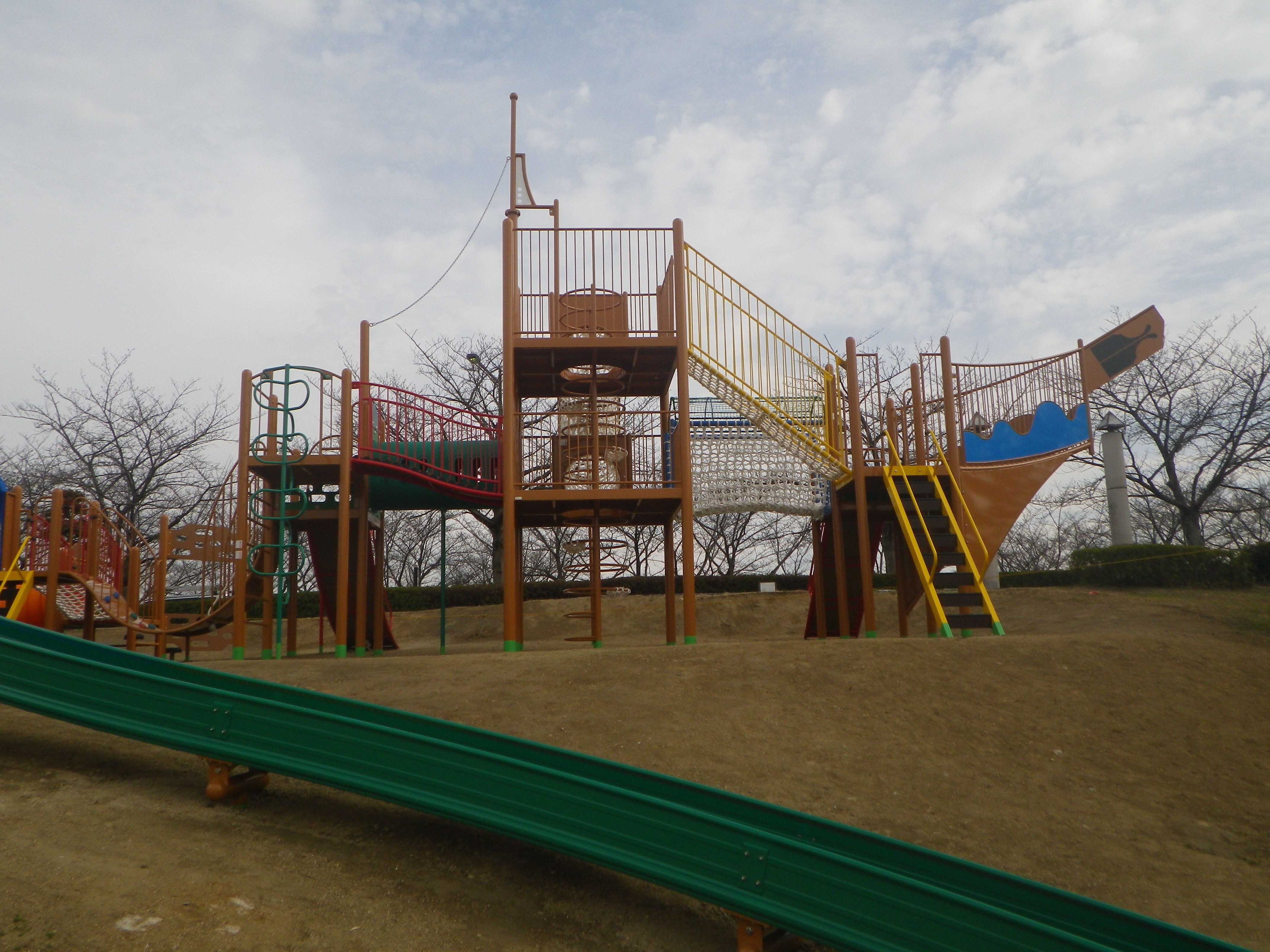 公園内の大型遊具の写真