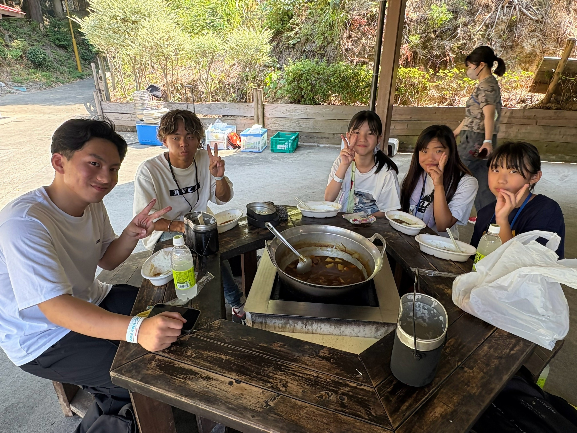 カレーを食べている