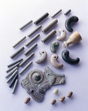 出土青銅鏡片・玉類画像