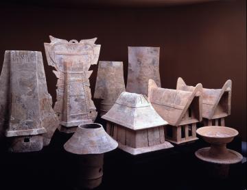 石室上の形象埴輪群画像