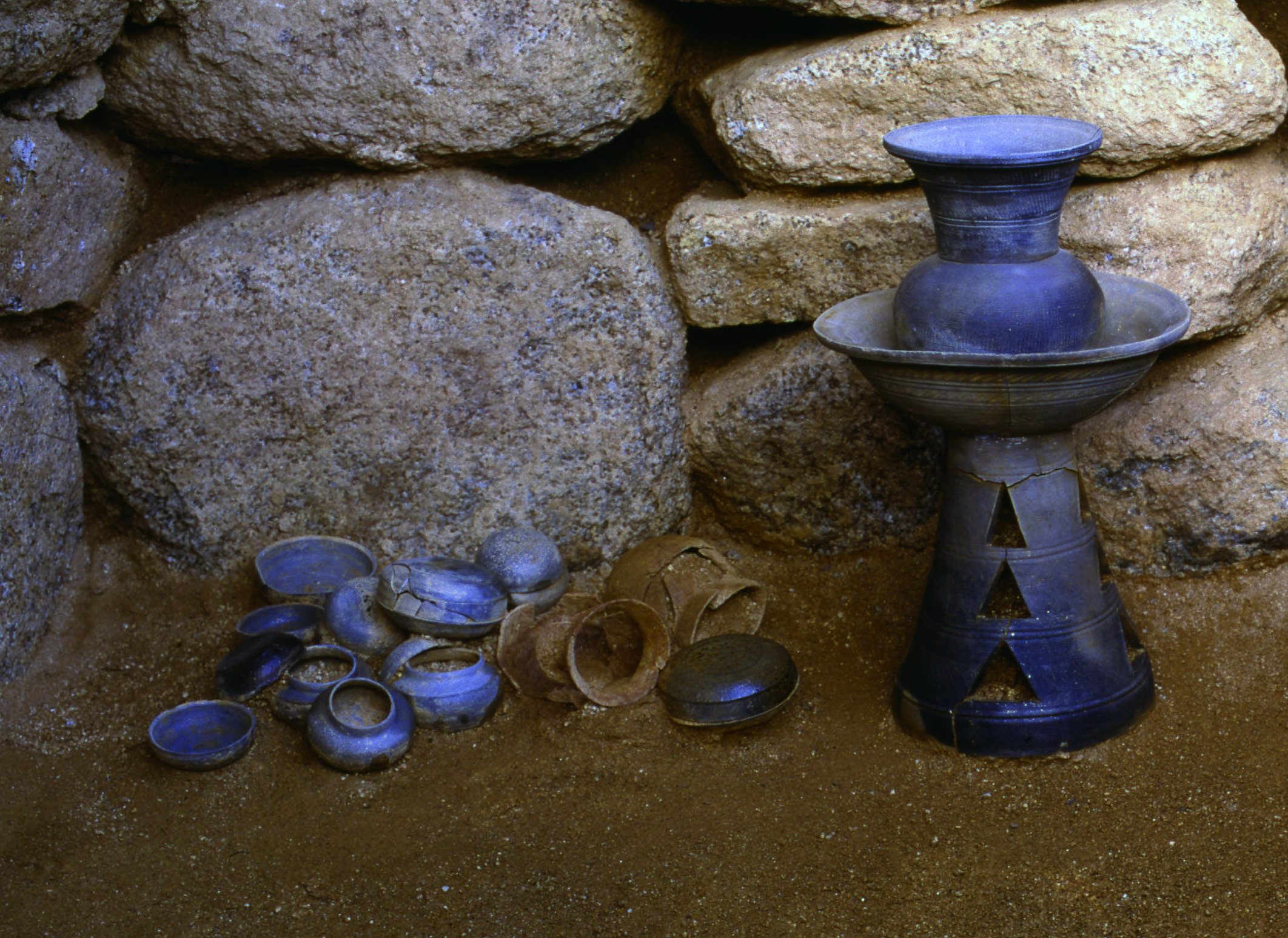 408号墳石室内土器出土状況画像