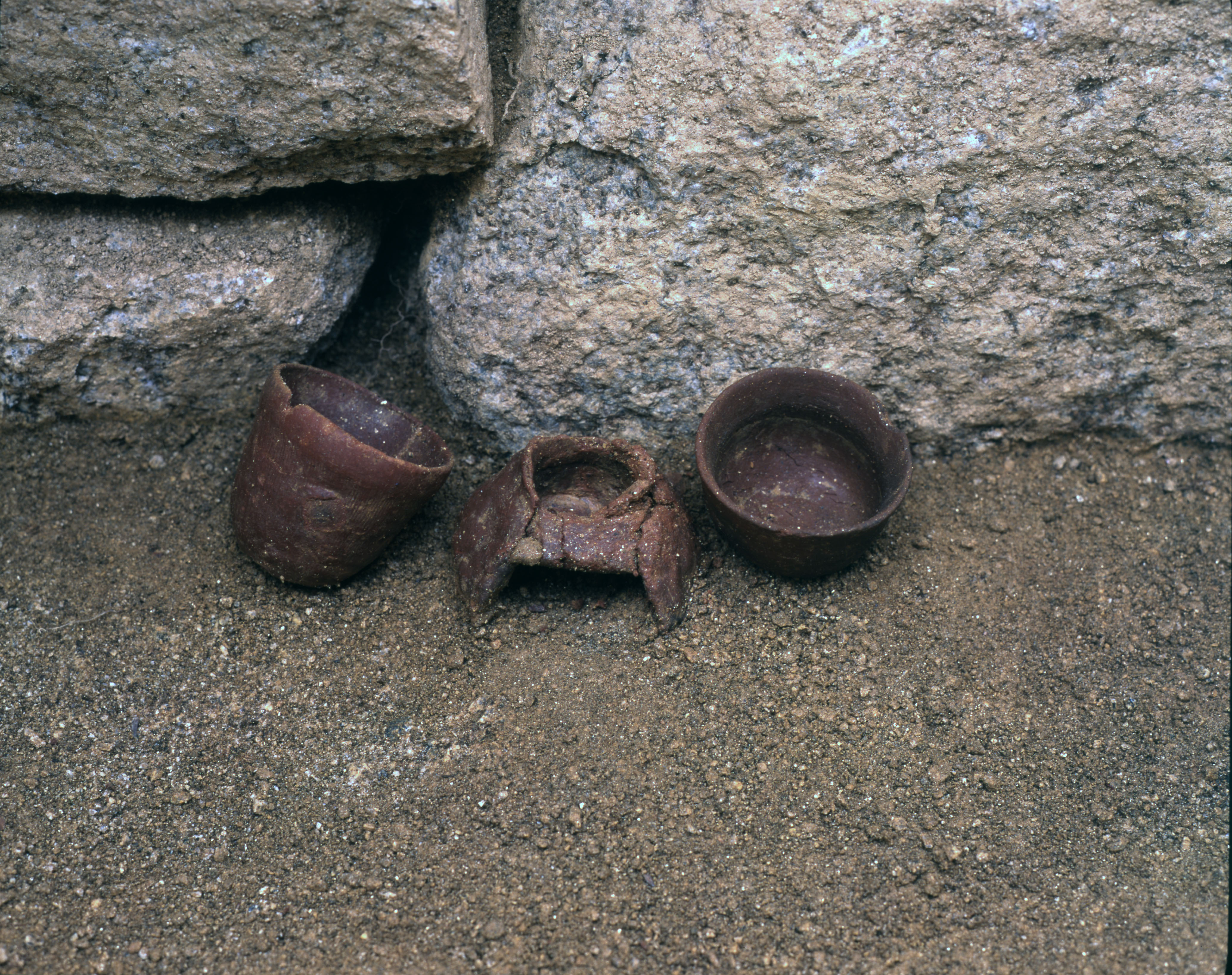 408号墳ミニチュア土器出土状況画像