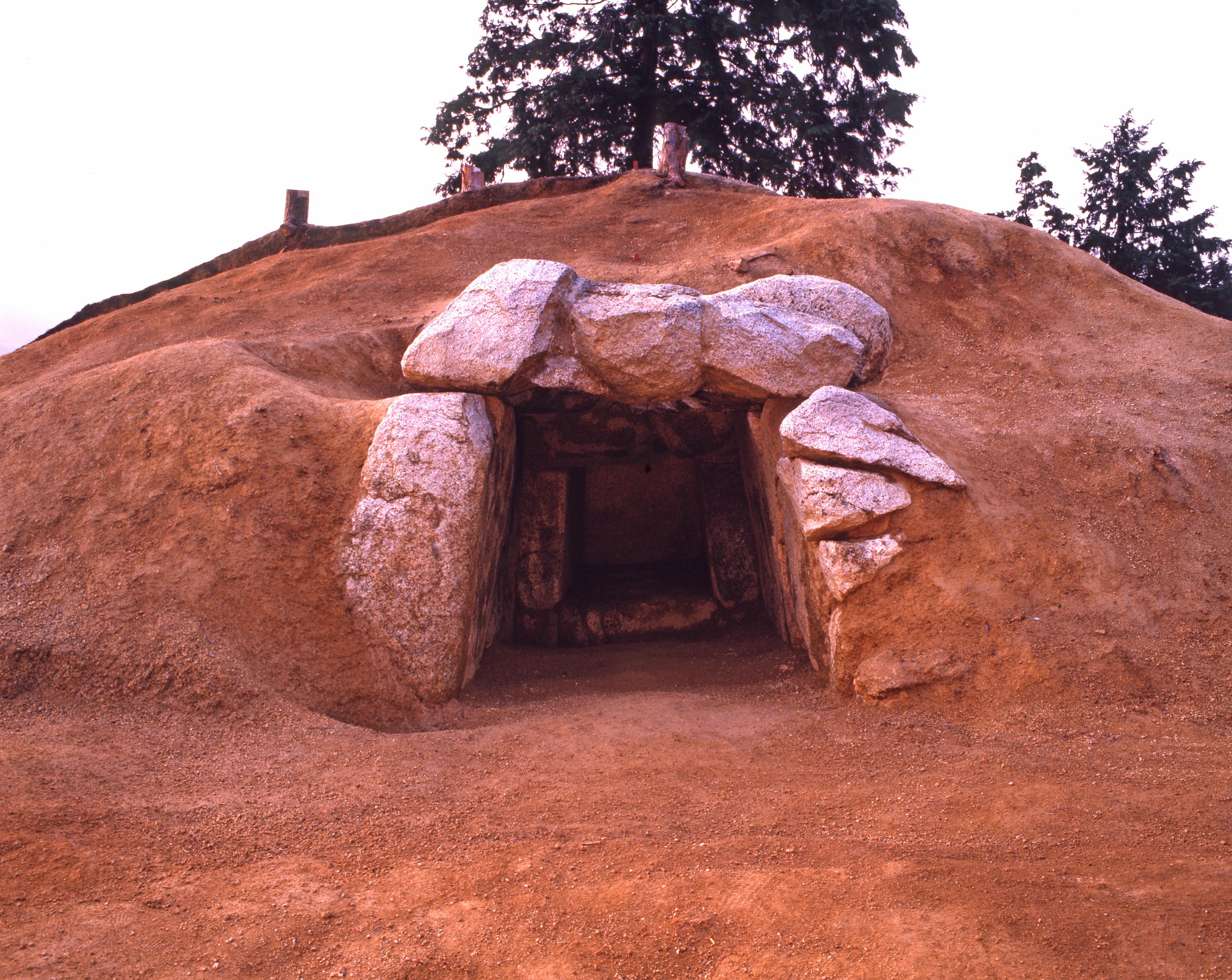 323号墳横口式石槨画像