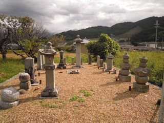 勝福寺墓地石造笠塔婆の写真1