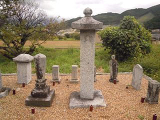 勝福寺墓地石造笠塔婆の写真2