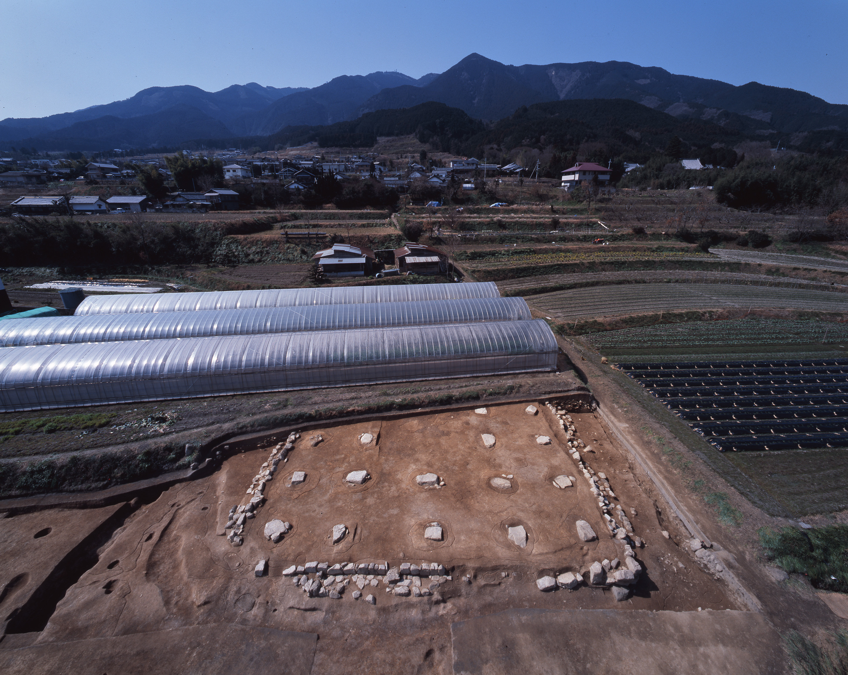 二光寺廃寺 金堂推定跡と金剛山写真